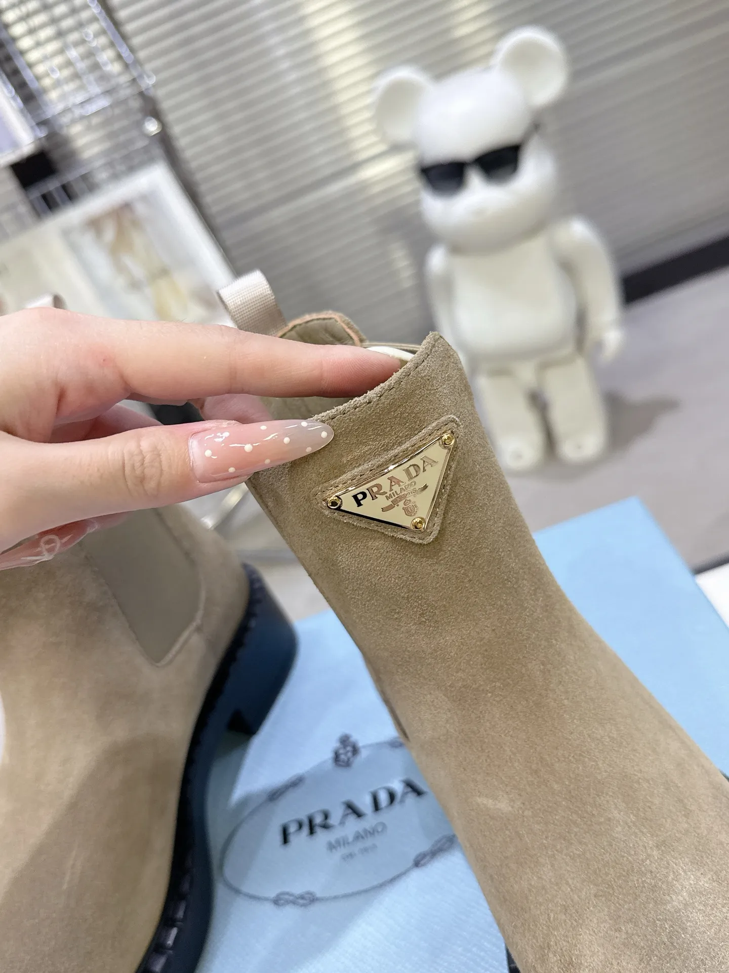 👟👟Ex-factory price 600👟👟 Prada thick-soled retro Martin boots. Elastic elastic, classic thick soles, with triangular buckle. Simple, elegant, fashionable and versatile. Fabric cowhide, open edge beaded cowhide. The lining is made of soft and delicate sheepskin, and the foot feels comfortable. The rubber mold is non-slip and lightweight. Original package sole. Standard size: 35-40. Order 41